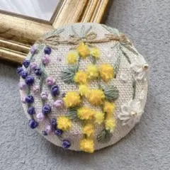 ハンドメイド　刺繍ブローチ　ミモザ　ラベンダー　スワッグ② くるみボタン