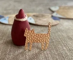 金色の猫ブローチ