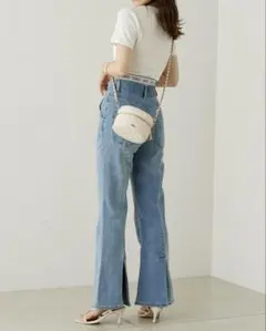 chico 裾スリットフレアデニムパンツ