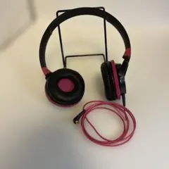 黒とピンクの有線ヘッドホン