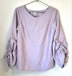ラベンダー色　長袖　タグ付き新品　ギャザー入りのバルーン袖　ボタン付きバック