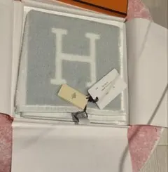 HERMES 新品グレー タオルハンカチ　ショッパー、リボン付き HERMES 新品グレー タオルハンカチ ショッパー、リボン付き - メルカリ
