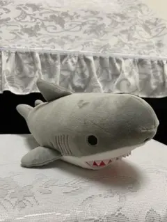 ユニバーサルグレーのシャークぬいぐるみ