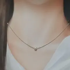 小ぶりなホワイトパールの一粒ネックレス