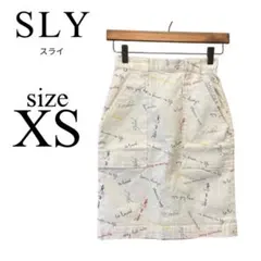 スライSLY✨デニムミニスカート【XS】ひざ上丈 白 タイト 文字デザイン 新品