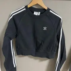 adidas ブラック クロップド トレーナー ショート丈