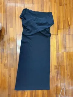 オフショルダー ブラックドレス タイトスカート