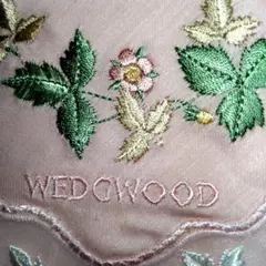 WEDGWOOD ピンク刺繍ハンカチ 50×48 大判　美品