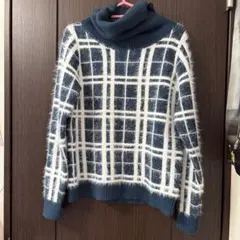 タートルネックふわふわセーター　ホワイト✖️ネイビー　L