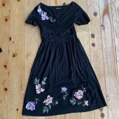 VIVIENNE TAM 花柄刺繍 半袖ワンピース ブラックのサムネイル