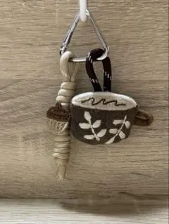 コーヒーカップとどんぐりのキーホルダー