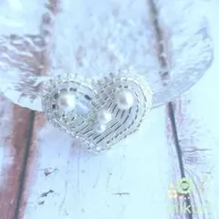 白ハートのビーズ刺繍ブローチ　ハンドメイドアクセサリー