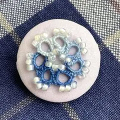 ハンドメイド　刺繍とビーズのブローチ