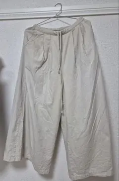 ベージュ ワイドパンツ
