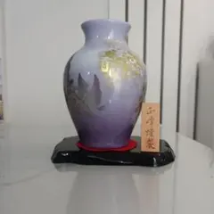 紫色と金色の陶器花瓶