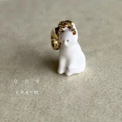 c69 お座り猫さんチャーム　ハンドメイドアクセサリー　チャーム　猫