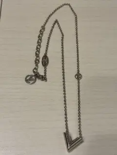 LOUIS VUITTON ネックレス エセンシャルV シルバーのサムネイル