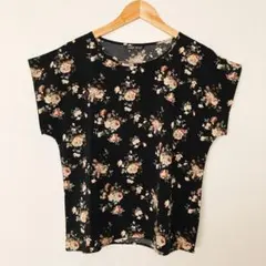 SHEIN 花柄 半袖 Tシャツ ブラックのサムネイル