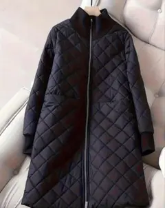 黒いキルティングロングコート