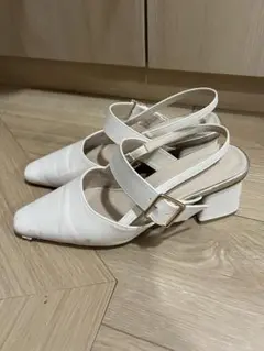 ホワイト ストラップ付き ハイヒール