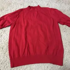 赤いハイネックパフスリーブセーター