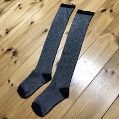 黒とグレーのラメ入りロングソックス