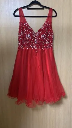 赤いビーズ刺繍Vネックドレス