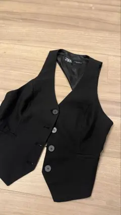 ZARA ブラック ノースリーブ　デザインベストのサムネイル