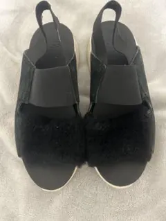お値引き中！！　UGG 厚底ファーサンダル ブラック　23.5センチ