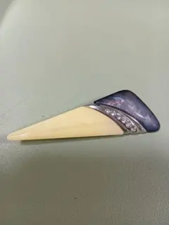 アイボリー・ネイビーのブローチ