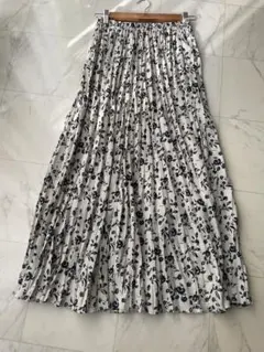LOWRYSFARM ロングスカート 花柄 モノトーン プリーツスカート