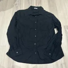 黒い長袖シャツ 胸ポケット付き　コットンシャツ　ワイシャツ　黒シャツ　ユニクロ