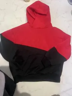 赤と黒のフード付きパーカー 9Y