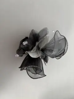 シフォン素材の黒とグレーのブローチ
