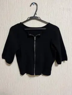 黒いジッパー付きニット半袖トップス
