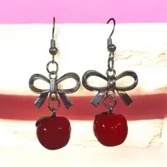 リンゴとリボンのピアス　ハンドメイド