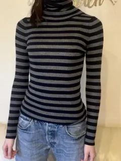 ネイビーとグレーのストライプタートルネック