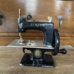SINGER ヴィンテージ トイミシン シンガー （箱・固定具 付き） - メルカリ