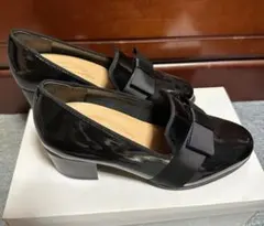 黒　エナメル　パンプス　低め