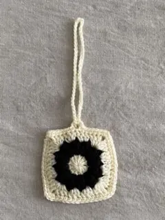 お花モチーフのミニポーチ アイボリー×ブラック 【現品一点のみ】