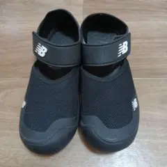 New Balance メッシュサンダル ブラック