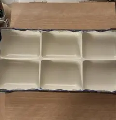 仕切り付き長方形皿 白と青の装飾