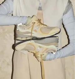 AURALEE New Balance 2002R コラボスニーカーのサムネイル