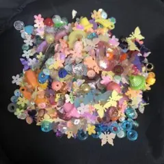カラフルなビーズと花のセット