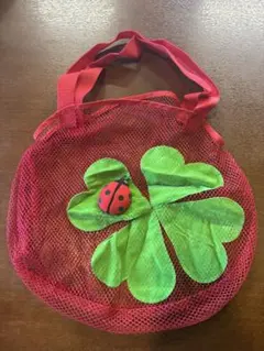 赤いメッシュバッグ 四つ葉のクローバー