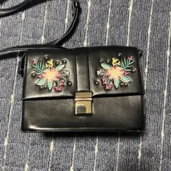 黒の刺繍ショルダーバッグ