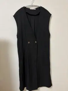 黒いダブルボタンノースリーブベスト