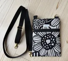 北欧風　花柄生地を使用した　取り外せるショルダーストラップ付きポシェット(^^)