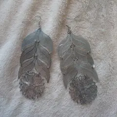 大ぶりシルバートーンメタル 揺れるピアス 植物デザイン