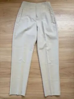 ZARA ハイウエストパンツ　オフホワイト　Sサイズ